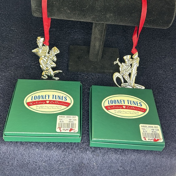 Looney Tunes Holiday Collection Ornaments (2). Cast metal in original boxes. - Picture 5 of 5